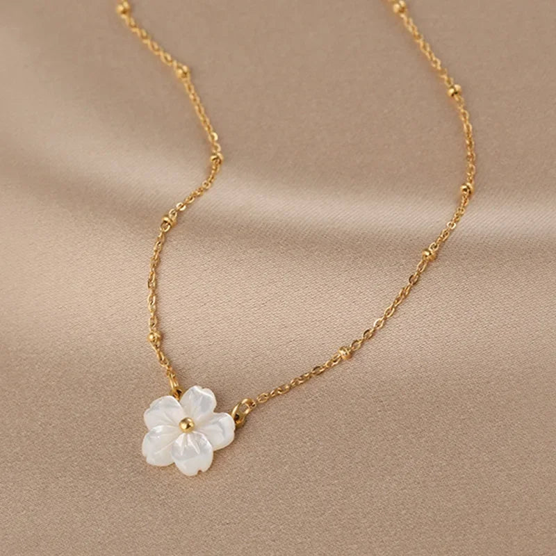 White Shell Flower Pendant Necklace