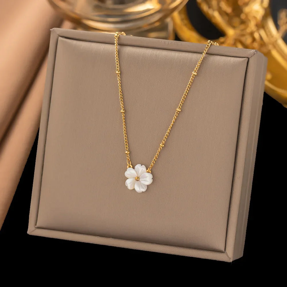 White Shell Flower Pendant Necklace